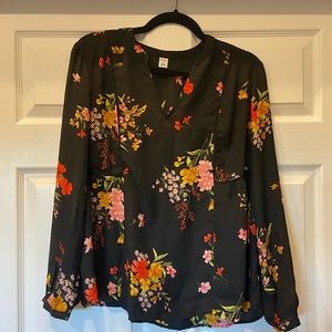 Women’s gorgeous blouse. Flowy and beautiful. From Old Navy.
